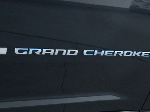 Used 2023 Jeep Grand Cherokee Overland AWD/4WD image 32