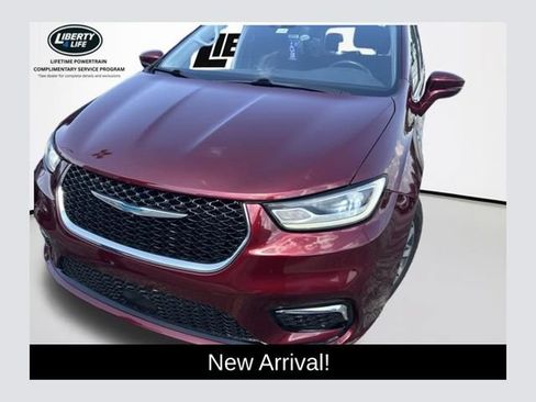 Used 2021 Chrysler Pacifica Touring w/ Cold Weather Group FWD image 1