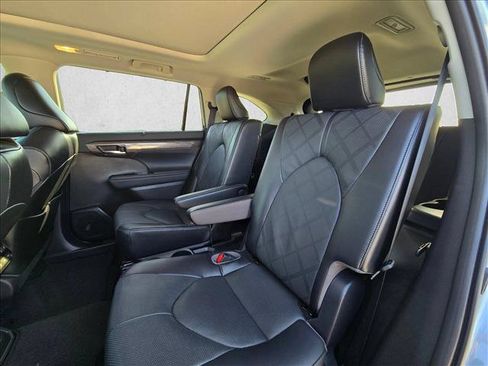 Used 2022 Toyota Highlander Platinum FWD image 17