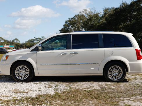 Used 2012 Chrysler Town & Country Limited image 3