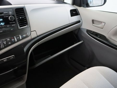 Used 2014 Toyota Sienna LE FWD image 22