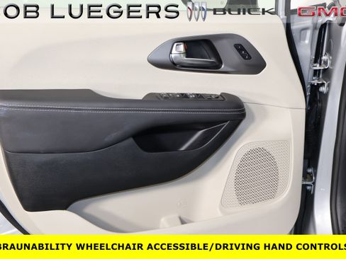 Used 2024 Chrysler Pacifica Touring-L FWD image 7