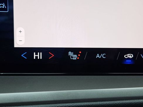 Used 2024 Chevrolet Traverse LT image 17