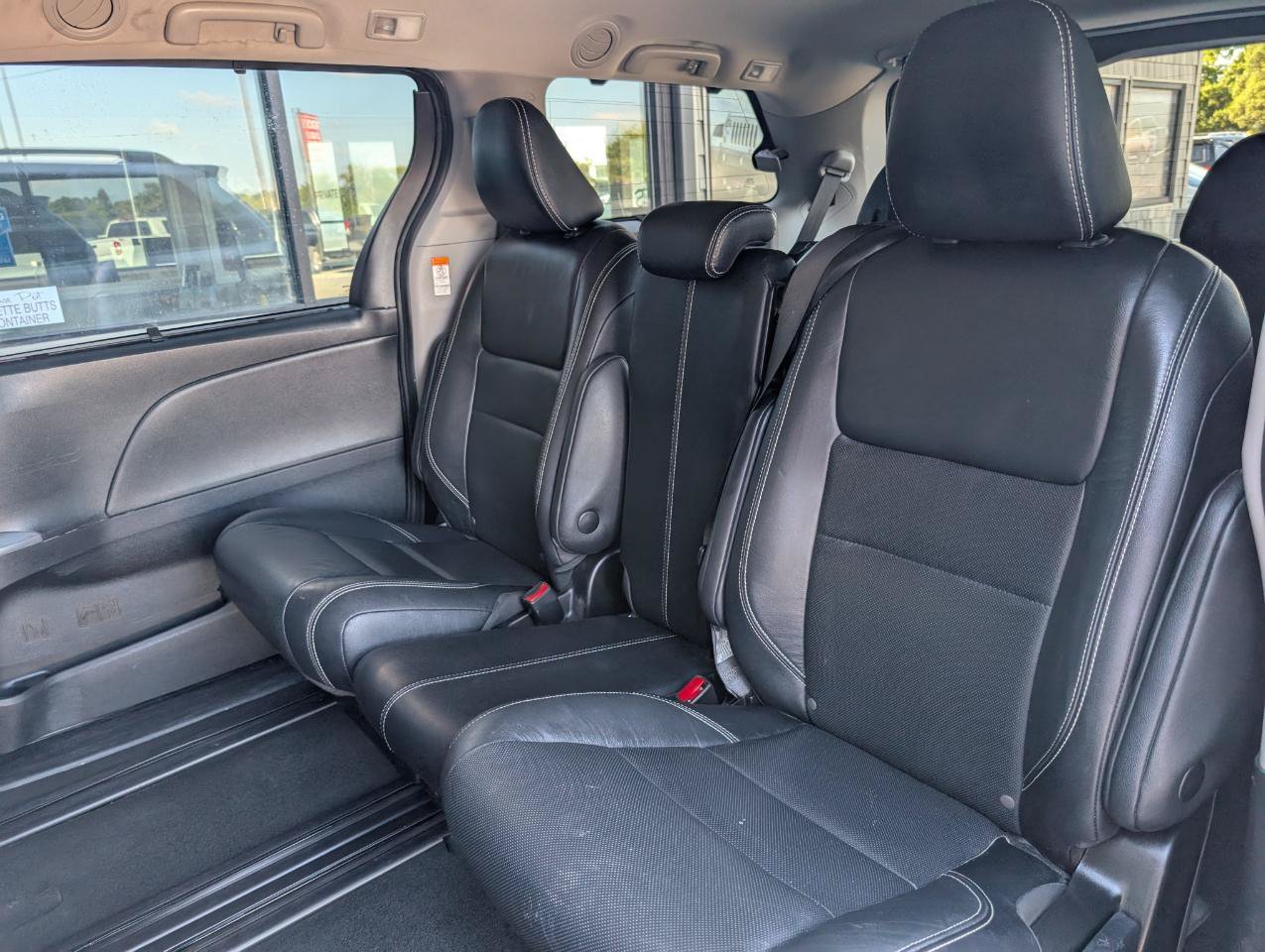 Used 2018 Toyota Sienna SE FWD image 18