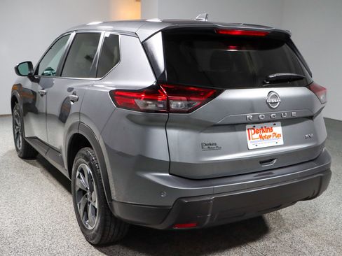 Used 2024 Nissan Rogue SV image 9