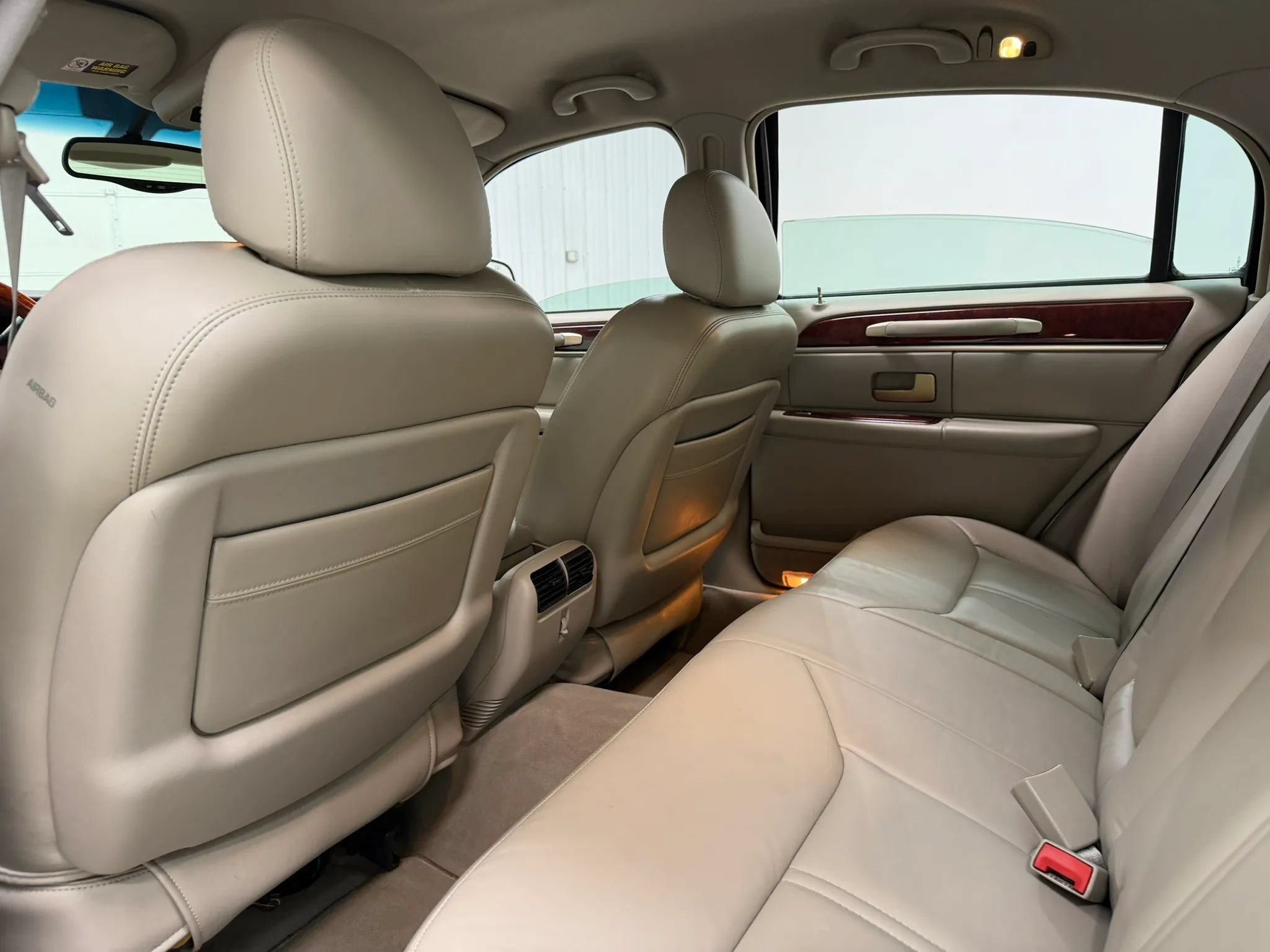 Used 2004 Lincoln Town Car Ultimate RWD image 16