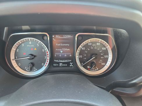 Used 2018 Nissan Titan SV w/ SV Convenience Package AWD/4WD image 10