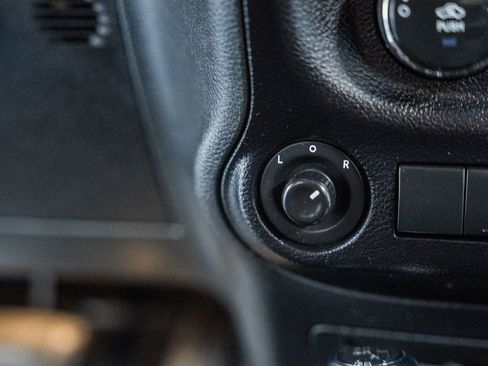 Used 2018 Jeep Wrangler Unlimited Sahara w/ Connectivity Group image 30