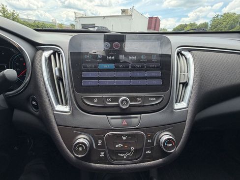 Used 2017 Chevrolet Malibu LT FWD image 19