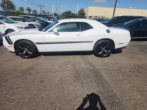 Used 2017 Dodge Challenger SXT image 9