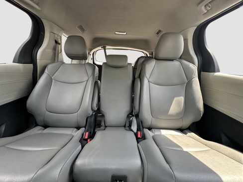 Used 2024 Toyota Sienna XLE FWD image 13