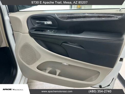 Used 2014 Chrysler Town & Country Touring image 40