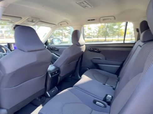 Used 2024 Toyota Highlander LE image 37
