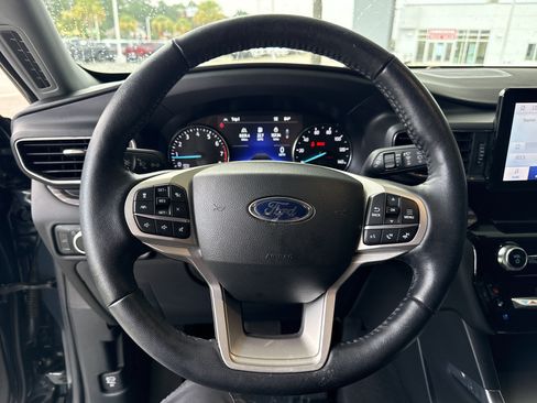 Used 2022 Ford Explorer Limited w/ Equipment Group 301A AWD/4WD image 17