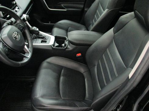 Used 2021 Toyota RAV4 XLE Premium image 10