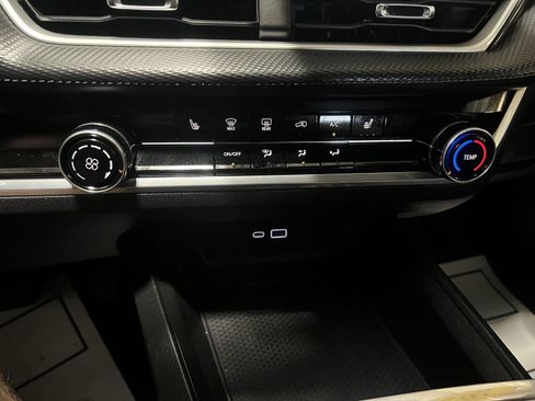 Used 2025 Chevrolet Equinox LT FWD image 18
