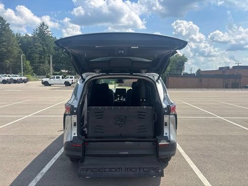 Used 2022 Toyota Sienna XLE FWD image 9