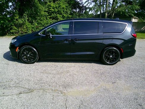 Used 2023 Chrysler Pacifica Touring-L FWD image 2