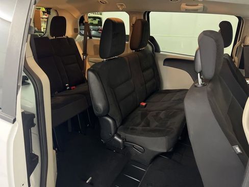 Used 2018 Dodge Grand Caravan SE FWD image 21