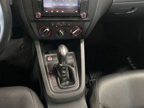 Used 2017 Volkswagen Jetta SE FWD image 40