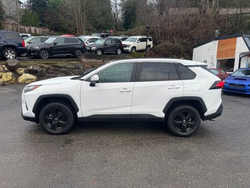 Used 2022 Toyota RAV4 XLE image 2