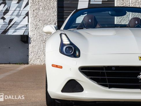 Used 2016 Ferrari California T image 4