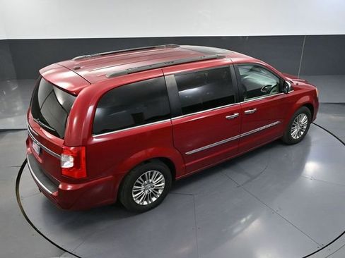 Used 2016 Chrysler Town & Country Touring-L FWD image 48