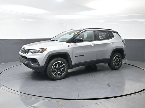 Used 2025 Jeep Compass Trailhawk AWD/4WD image 10