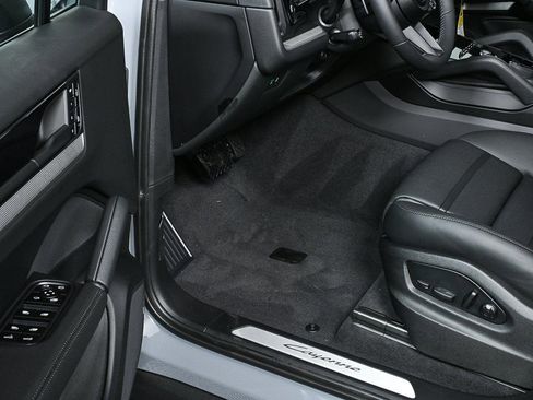 Certified 2025 Porsche Cayenne Coupe image 8