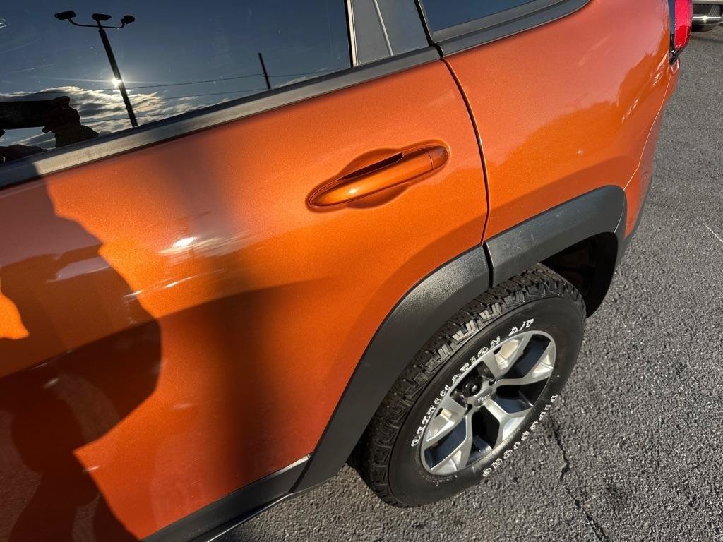 Used 2016 Jeep Cherokee Trailhawk w/ Comfort/Convenience Group AWD/4WD image 14
