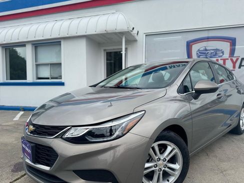 Used 2018 Chevrolet Cruze LT w/ Convenience Package FWD image 3