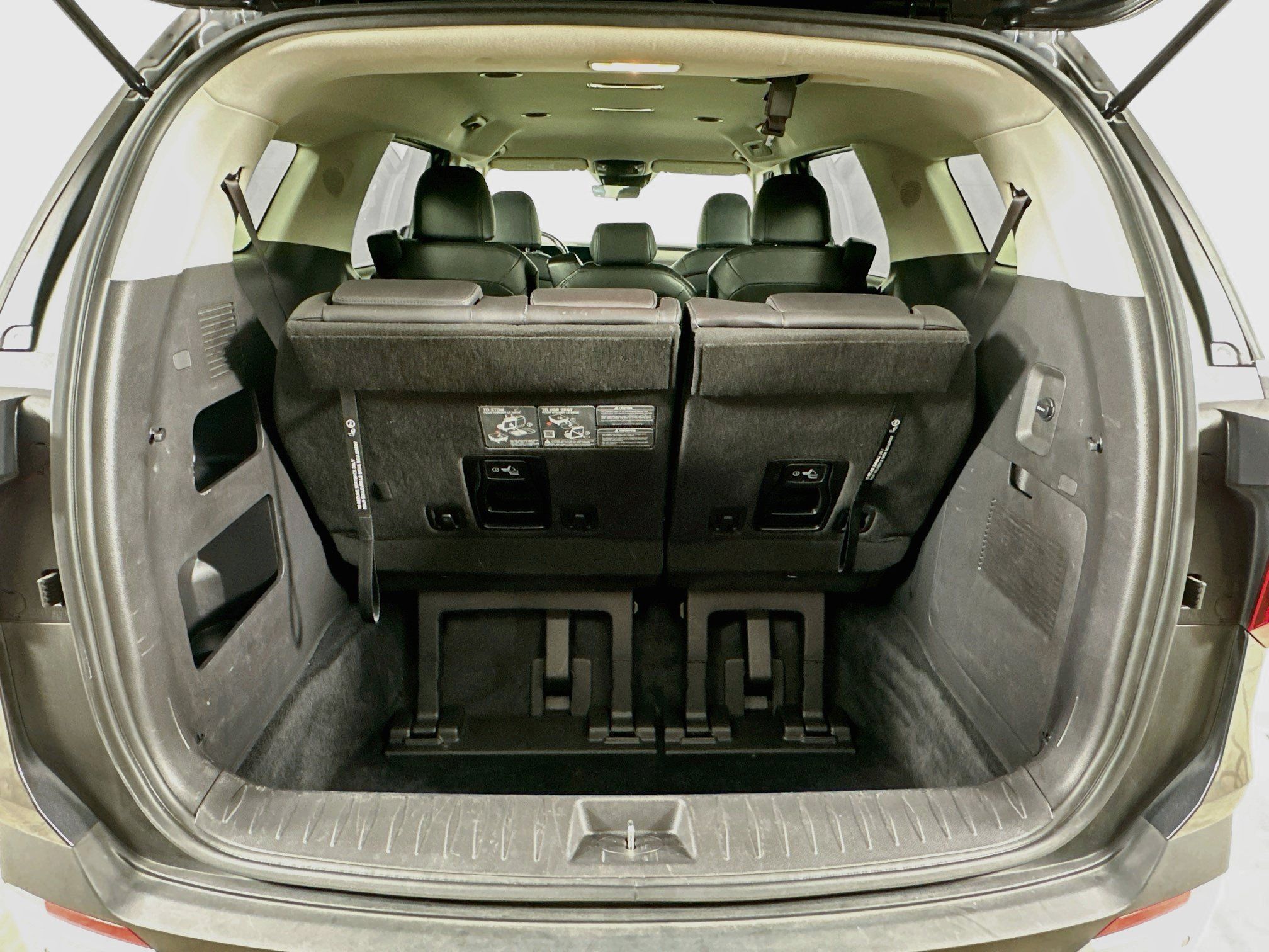 Used 2025 Kia Carnival FWD image 31