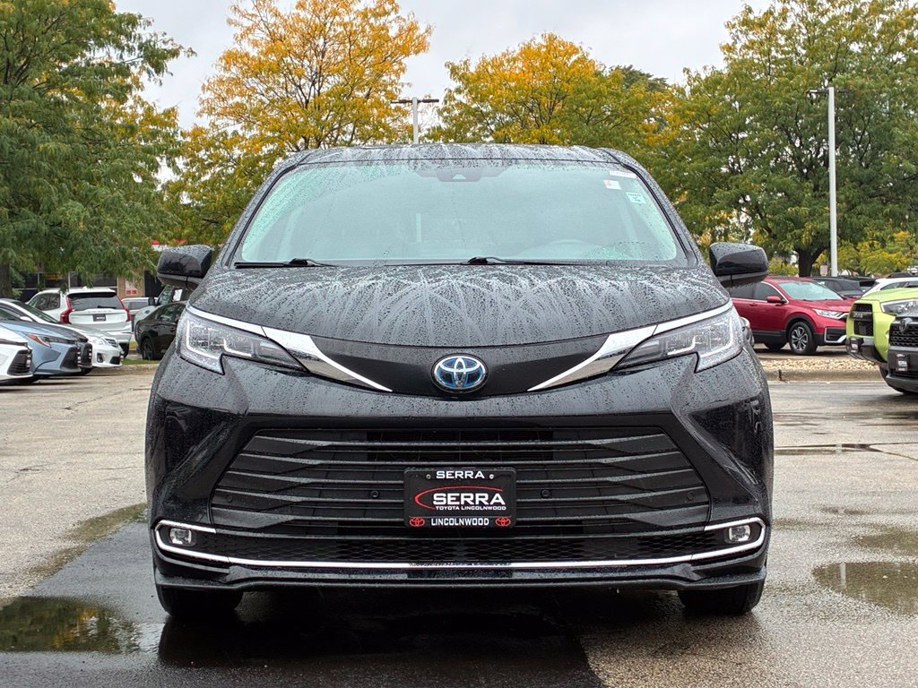 Used 2023 Toyota Sienna XLE FWD image 2