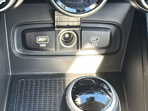 Used 2024 Hyundai Venue SEL image 25