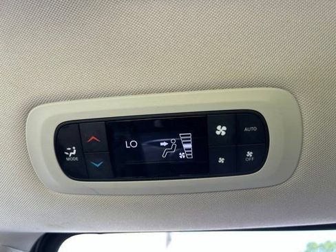 Used 2024 Chrysler Pacifica Limited FWD image 42