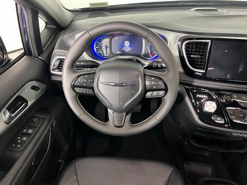 Certified 2024 Chrysler Pacifica Limited image 12
