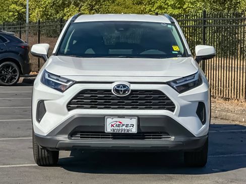 Used 2025 Toyota RAV4 XLE AWD/4WD image 8