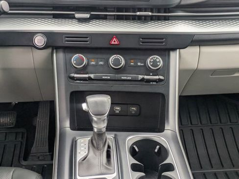 Used 2023 Kia Carnival LX image 20