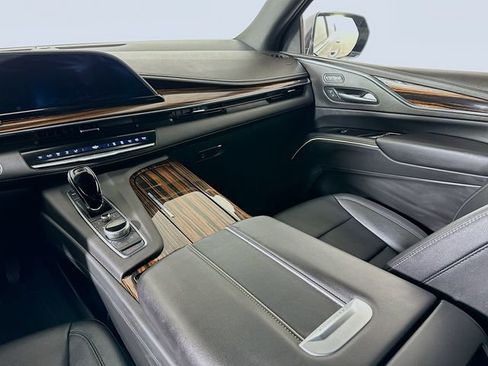 Used 2024 Cadillac Escalade ESV Luxury image 25