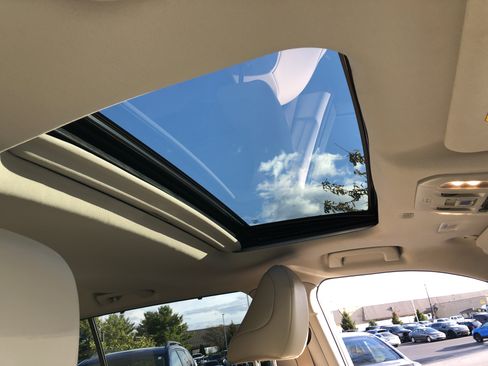 Used 2022 Toyota Highlander XLE image 3