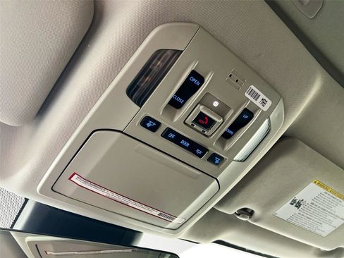 Used 2021 Toyota Highlander XLE image 13