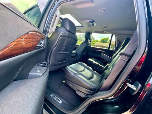 Used 2015 Cadillac Escalade Luxury AWD/4WD image 6