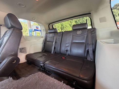 Used 2011 Cadillac Escalade Platinum AWD/4WD image 12