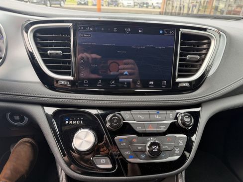 Used 2025 Chrysler Pacifica Limited FWD image 20