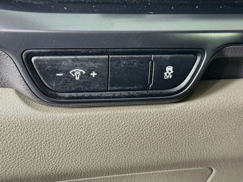 Used 2025 Kia Carnival FWD image 17