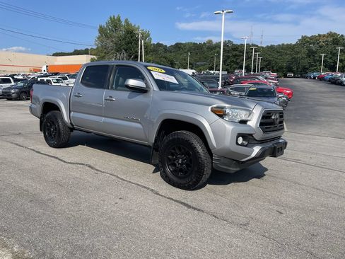 Used 2019 Toyota Tacoma SR5 AWD/4WD image 6