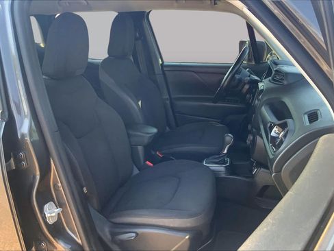 Used 2018 Jeep Renegade Altitude FWD image 8