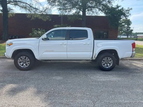 Used 2016 Toyota Tacoma SR5 RWD image 2