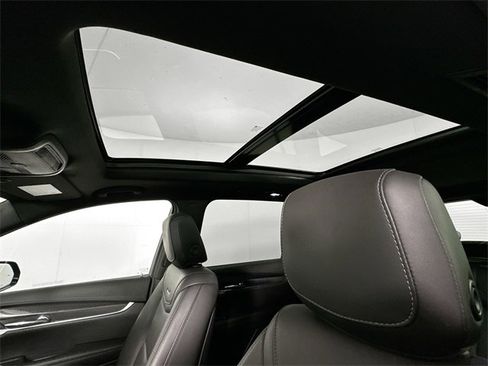 Used 2024 Cadillac XT6 Sport w/ LPO, ONYX Package image 21