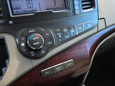 Used 2011 Toyota Sienna Limited w/ Premium Pkg FWD image 40